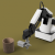 Roboter klebt einen Henkel an eine Tasse