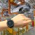 Smartwatch in Maschinenhalle