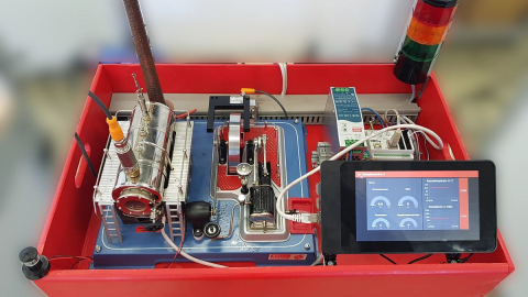 Gesamter Aufbau der Dampfmaschine mit angeschlossenen Sensoren und Display zur Analyse