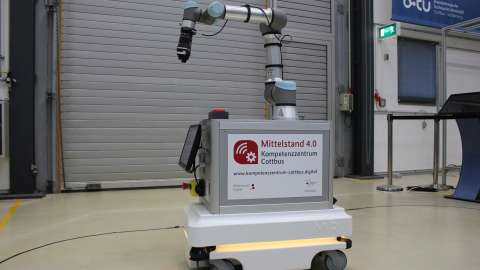 Mobile Roboterplattform mit Roboterarm 