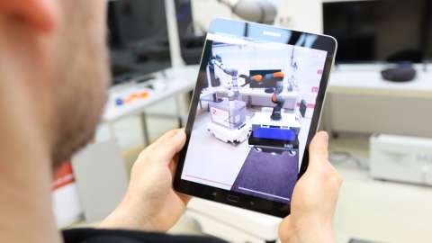 Virtuelle Roboterplattform platziert in der Modellfabrik Cottbus mittels AR