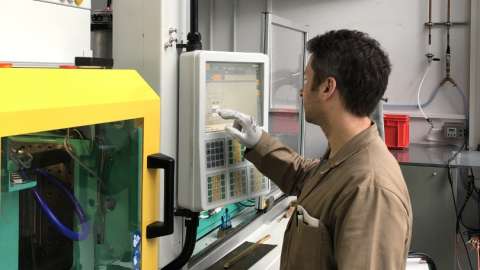 Ein Mann bedient den Demonstrator