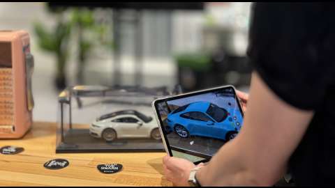 Ein Tablet zeigt das 3D-Modell eines Autos