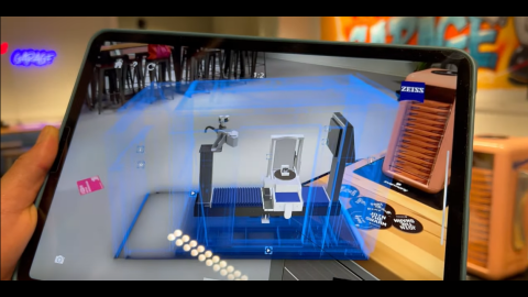 Ein Tablet zeigt das 3D-Modell einer Maschine