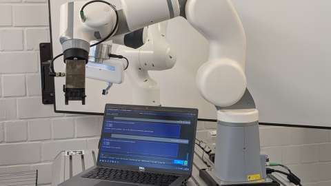 Bild eines Demonstrators mit Roboterarm, der über eine Chatsteuerung ansteuerbar ist.