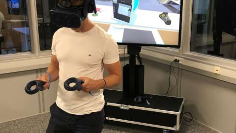 Mit der VR-Brille und zwei Controllern tauchen in die Rolle eines Logistikmitarbeiters