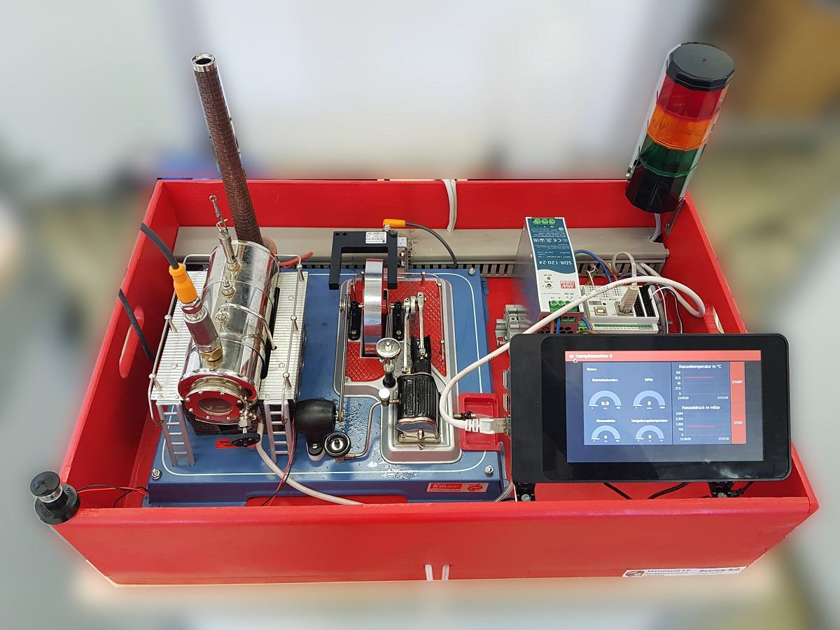 Gesamter Aufbau der Dampfmaschine mit angeschlossenen Sensoren und Display zur Analyse