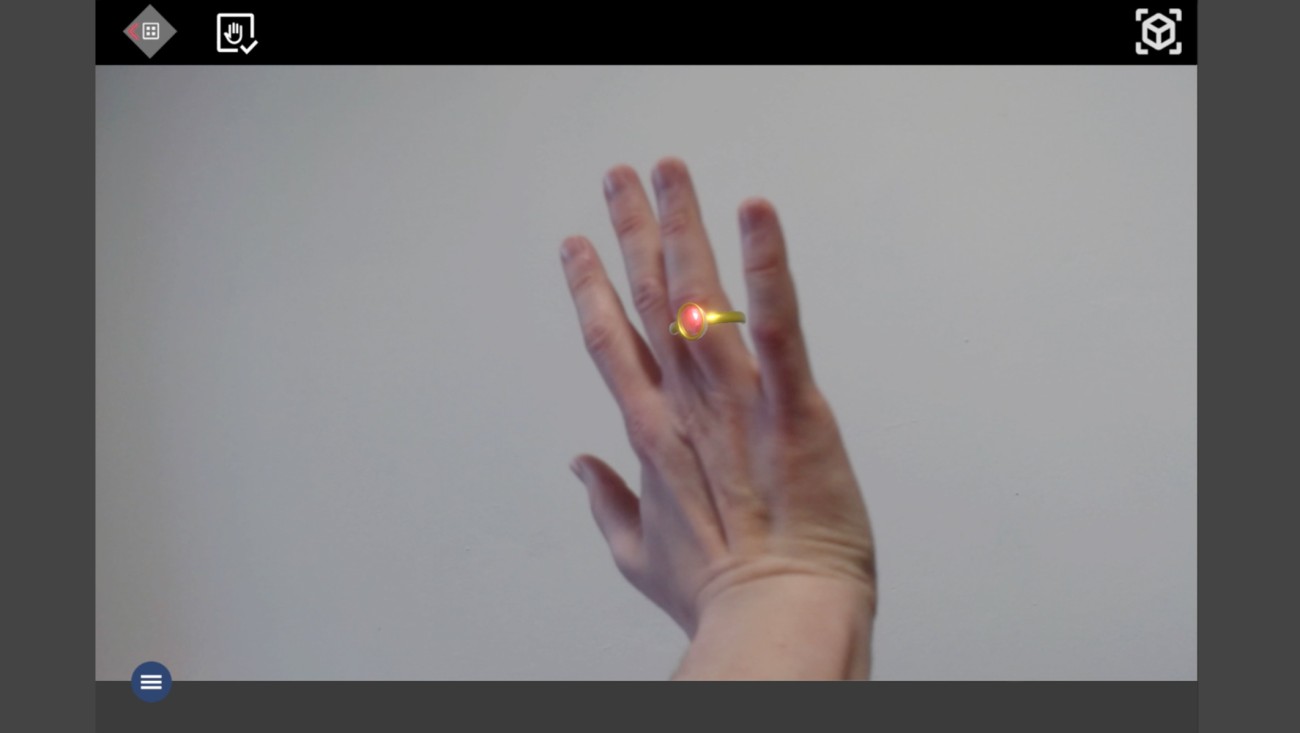 Hand mit Ring bei einer rotierten Handbewegung