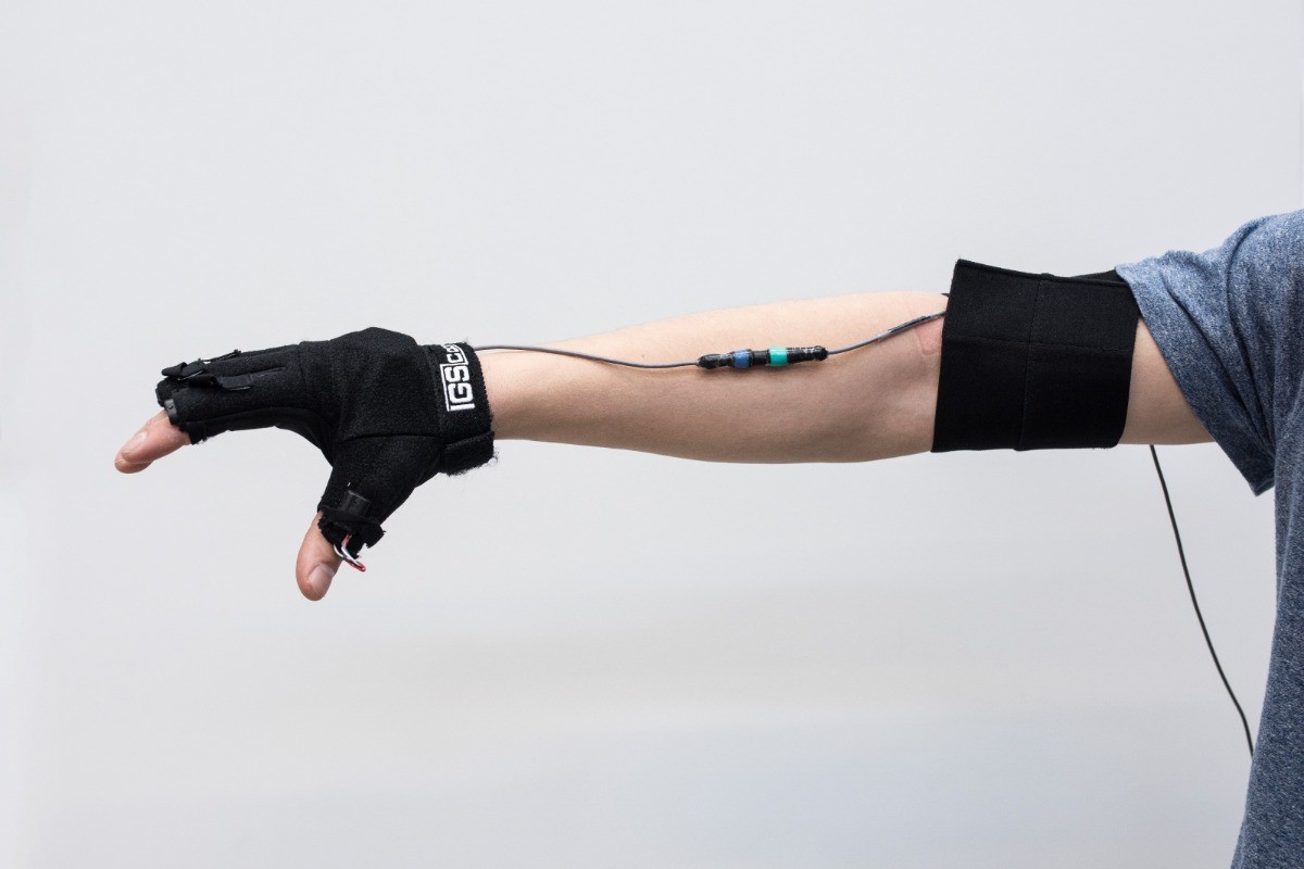 Datenhandschuh - am Arm