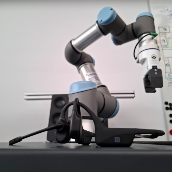 Knochenmikrofon zur Ansteuerung des Roboters