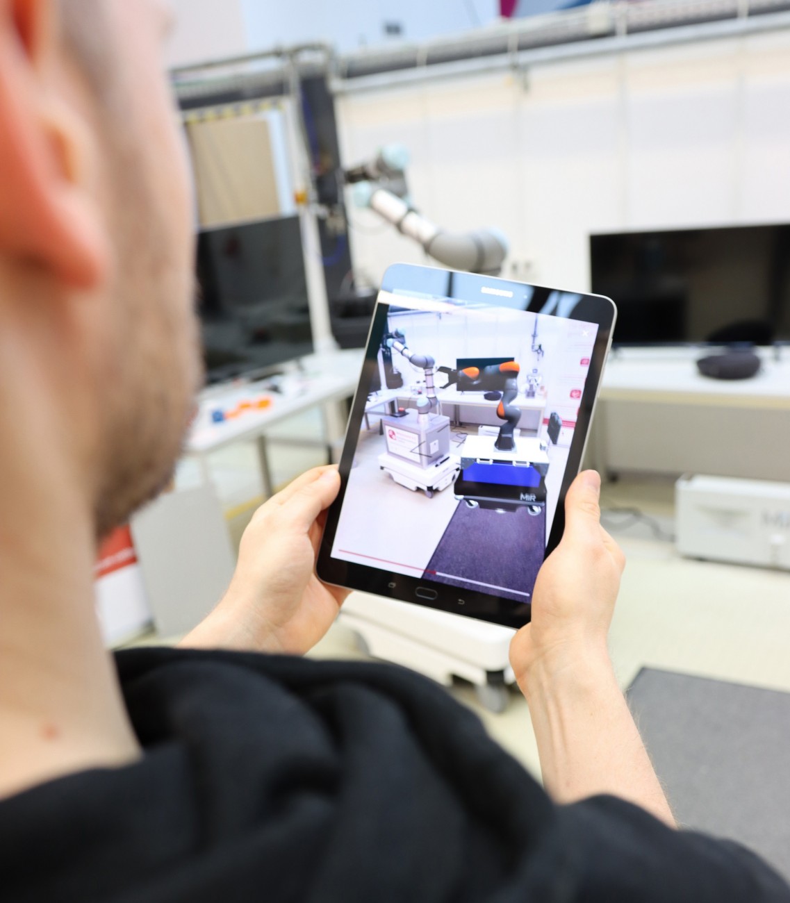 Virtuelle Roboterplattform platziert in der Modellfabrik Cottbus mittels AR