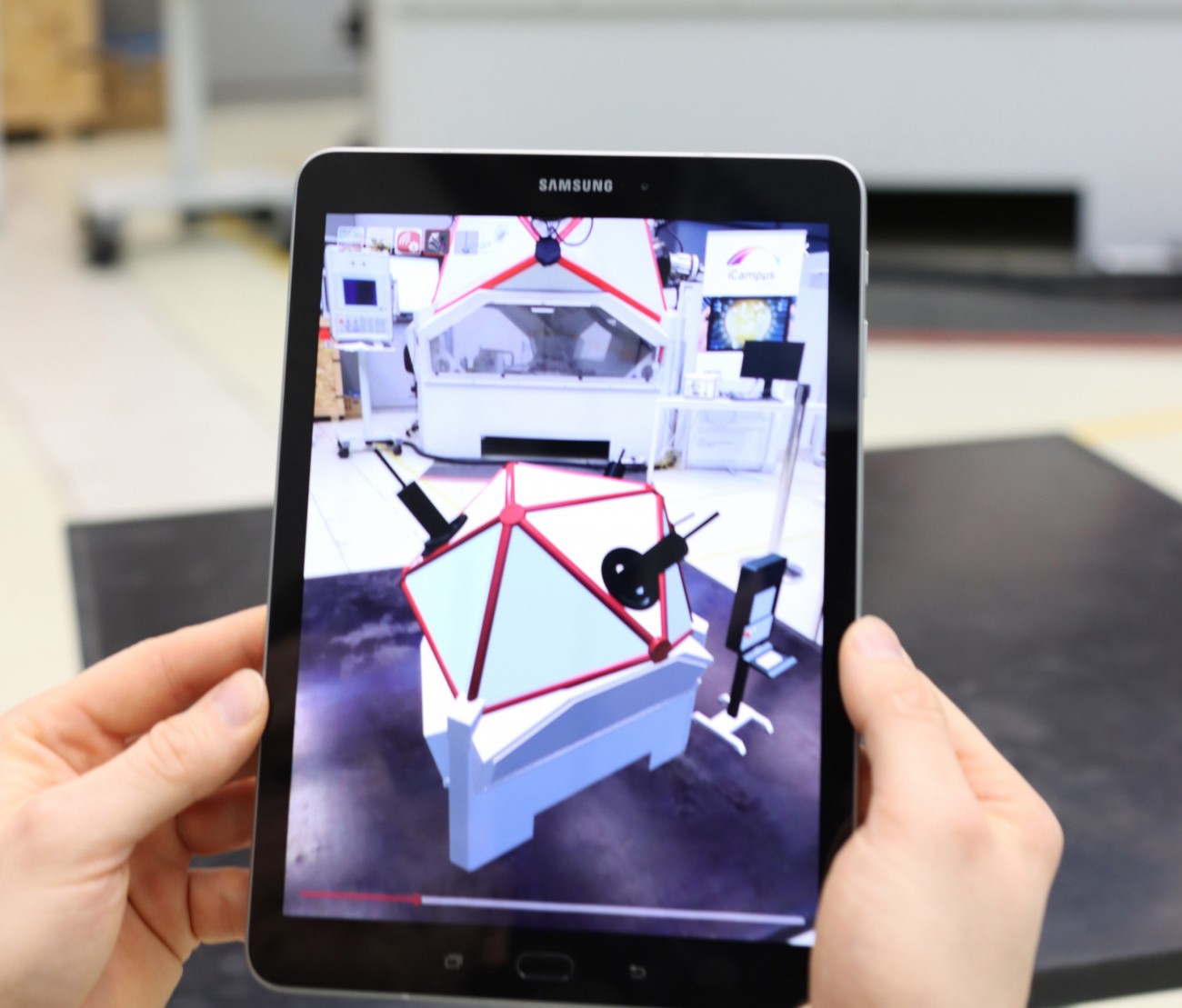 Virtuelle Fräsemaschine platziert in der Modellfabrik Cottbus mittels AR
