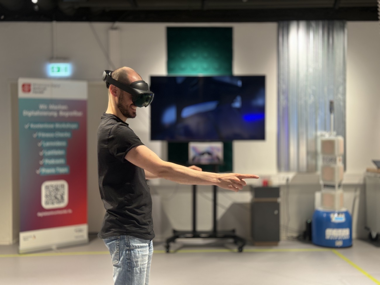 Ein Mann trägt eine Virtual Reality-Brille während er sich durch einen Raum bewegt.