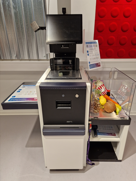 Eine Self-Checkoutkasse mit verschiedenen Produkten zum scannen