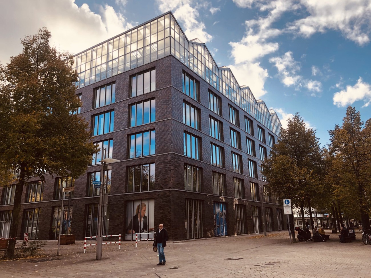 Außenansicht des Gebäudes am Altmarktgarten , oben das Dachgewächshaus