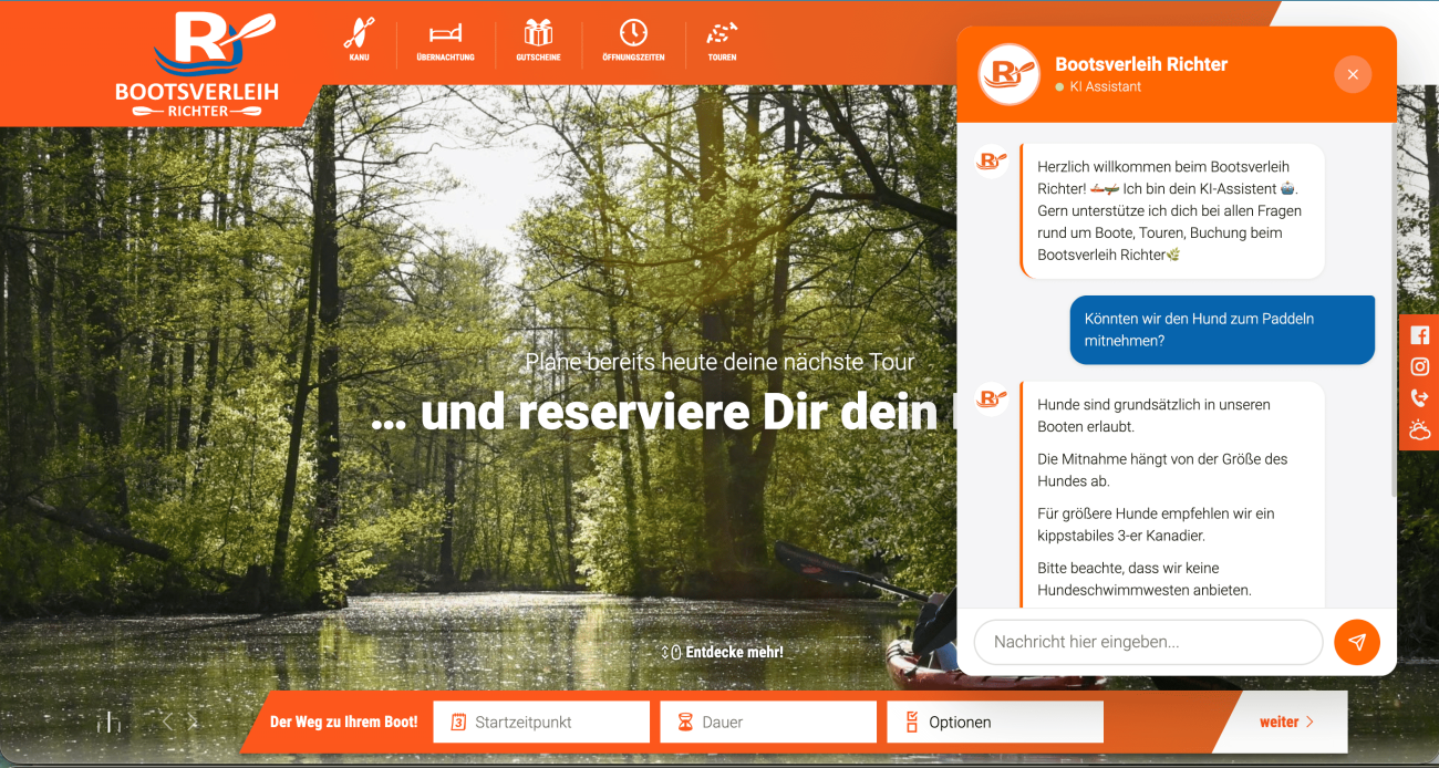 Screenshot der Website „Bootsverleih Richter“ mit eingeblendetem KI-Chatbot. Im Chat fragt ein Nutzer, ob Hunde zum Paddeln mitgenommen werden dürfen. Der Chatbot antwortet, dass Hunde grundsätzlich erlaubt sind, die Mitnahme von der Größe abhängt und für größere Hunde ein kippstabiles 3er-Kanadier empfohlen wird. Im Hintergrund ist eine bewaldete Flusslandschaft mit einem Kajak zu sehen.